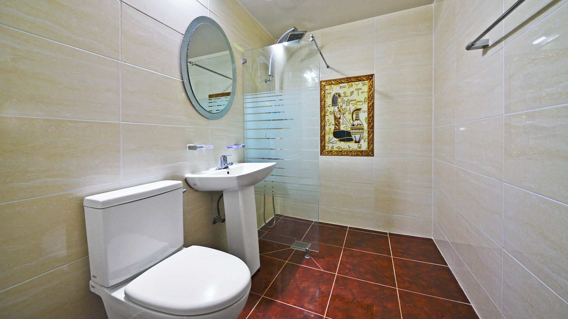 Un bagno con servizi igienici, lavandino e doccia.