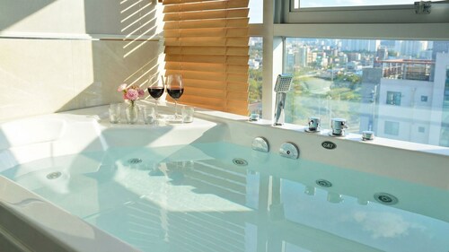 Janghohang J Story Spa Pension