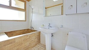 Basic Room, 1 Bedroom (Party202) | Bathroom | Towels