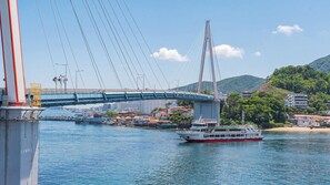 Un pont enjambant une étendue d’eau, avec un bateau au premier plan.