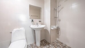 Basic Room, 1 Bedroom (201) | Bathroom | Towels