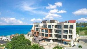 A multi-story hotel with a view of the ocean. - Donghae Haru Pension (Donghae)