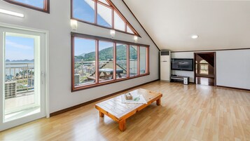 Basic Room, 2 Bedrooms (Sanbangsan 401 (Ocean view)) | 1 bedroom, free WiFi