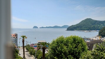 Vista costera con carretera, edificios y vegetación.