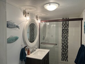 Regadera, toallas, jabón, shampoo 