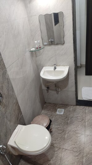 Regadera, amenidades de baño gratuitas, toallas, jabón