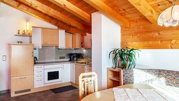 Frigorífico, horno, placa de cocina y lavavajillas