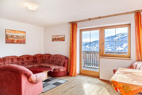 Living area - Apartment "Rofanblick" with Mountain View, Wi-Fi & Balcony (Gattererberg)