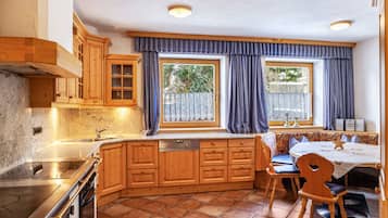 Fridge, oven, stovetop, dishwasher
