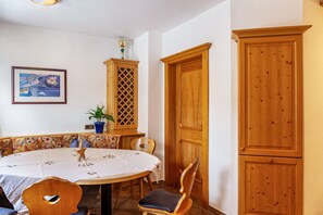Dining - Apartment "Rofanblick" with Mountain View, Wi-Fi & Balcony (Gattererberg)