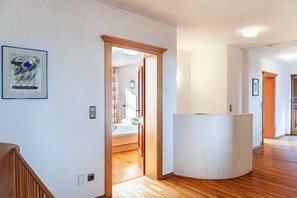 4 bedrooms, free WiFi, bed sheets - Apartment "Rofanblick" with Mountain View, Wi-Fi & Balcony (Gattererberg)