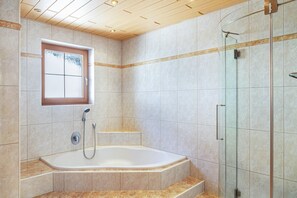 Badekar, gratis toiletartikler, håndklæder