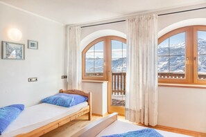 5 bedrooms, free WiFi, bed sheets - Apartment "Zillertal 3000" with Mountain View, Wi-Fi & Terrace (Gattererberbg)