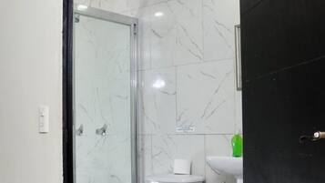 Tabla de planchar con plancha, wifi gratis y ropa de cama