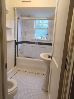Ensemble douche/baignoire, sèche-cheveux, bidet, serviettes fournies