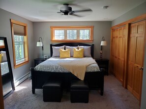 4 bedrooms, desk, iron/ironing board, free WiFi