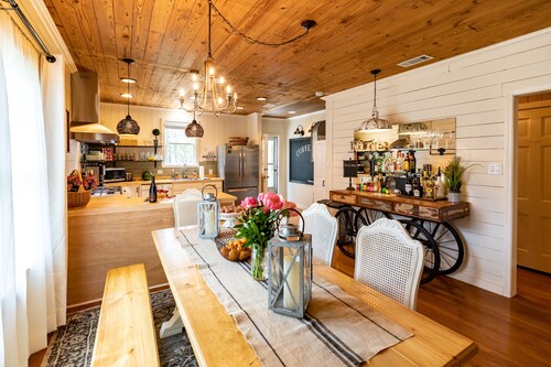 NEW!!! HOT TUB, sleeps 8, Fire Pit, 3 BDR home downtown