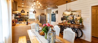 NEW!!! HOT TUB, sleeps 8, Fire Pit, 3 BDR home downtown