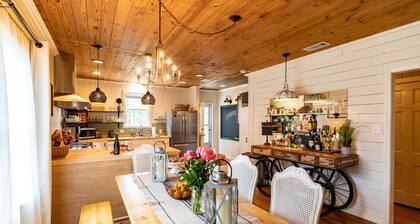 NEW!!! HOT TUB, sleeps 8, Fire Pit, 3 BDR home downtown