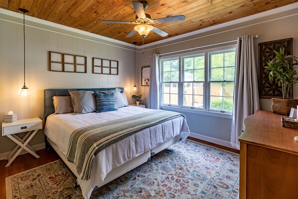 3 bedrooms, desk, iron/ironing board, travel cot