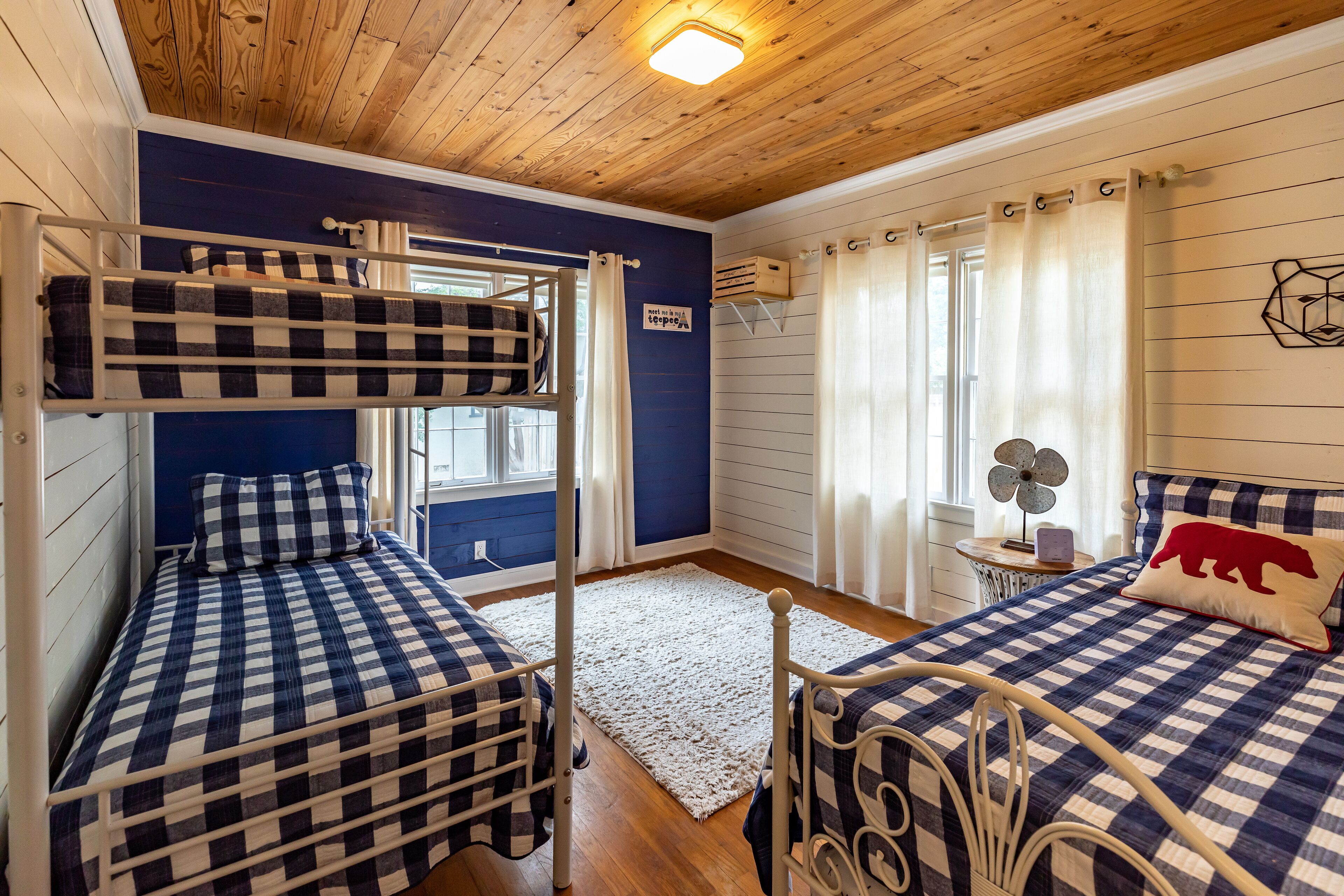 NEW!!! HOT TUB, sleeps 7, Fire Pit, 3 BDR home downtown