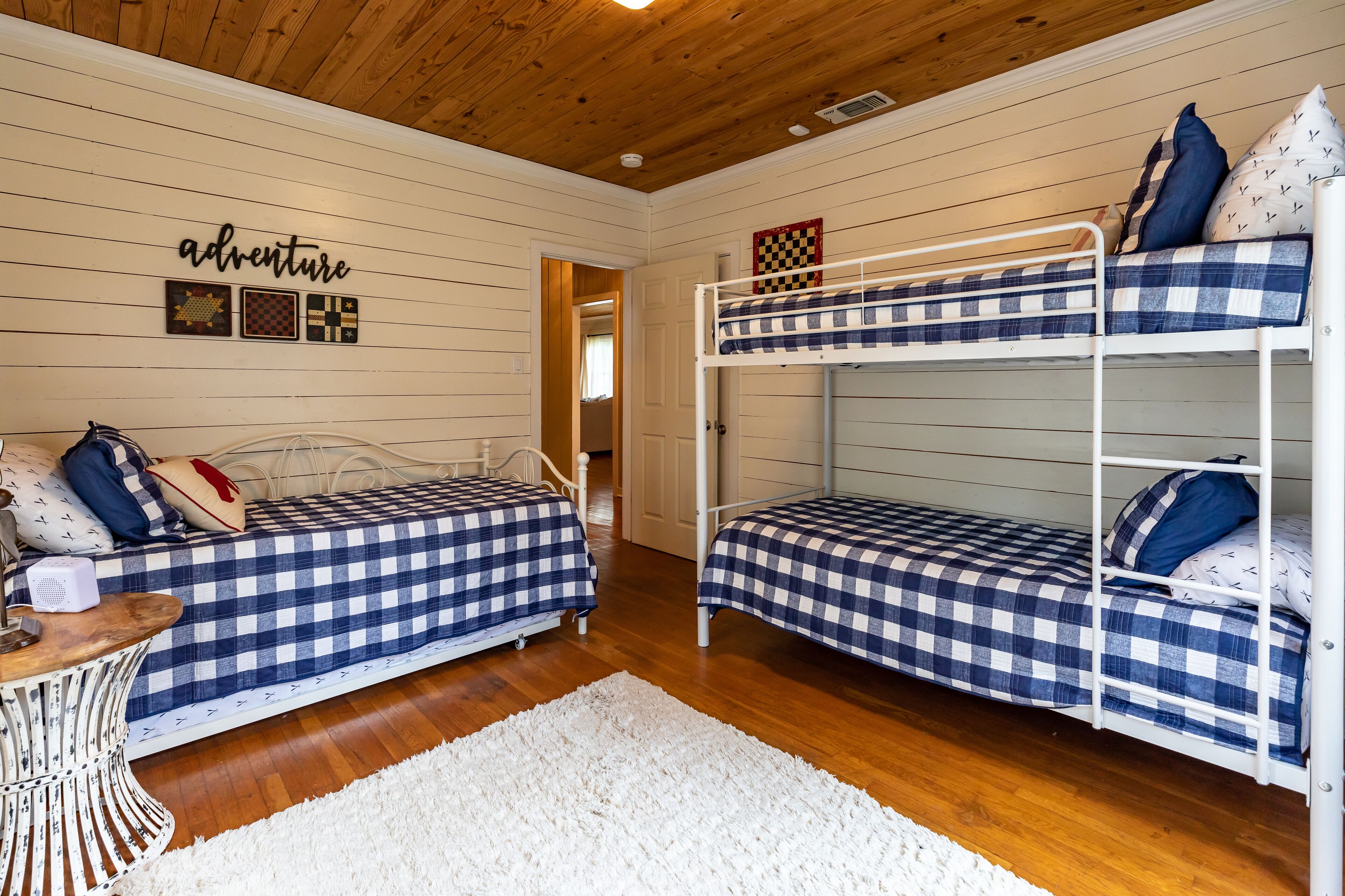 NEW!!! HOT TUB, sleeps 7, Fire Pit, 3 BDR home downtown