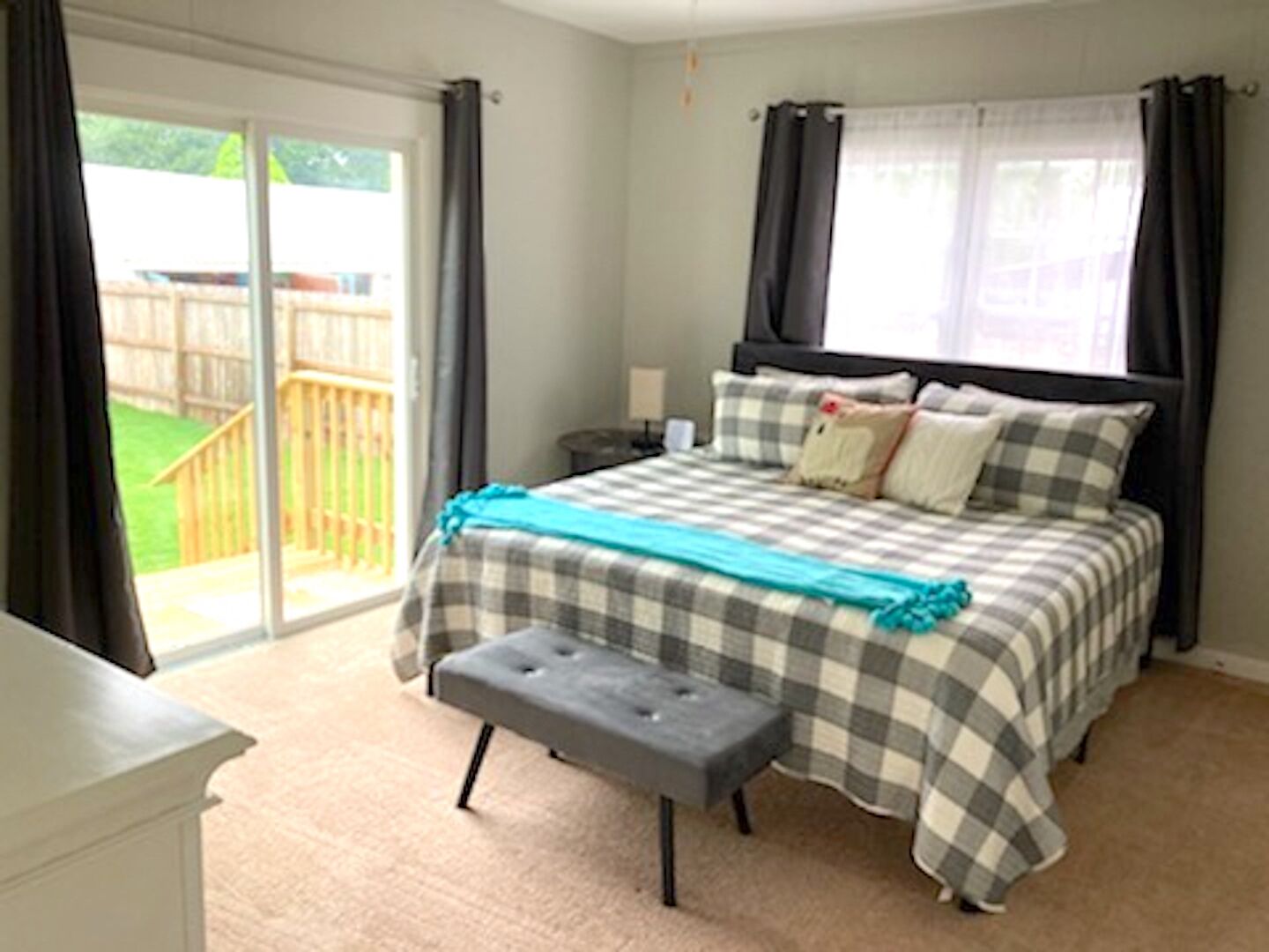 NEW!!! HOT TUB, sleeps 7, Fire Pit, 3 BDR home downtown