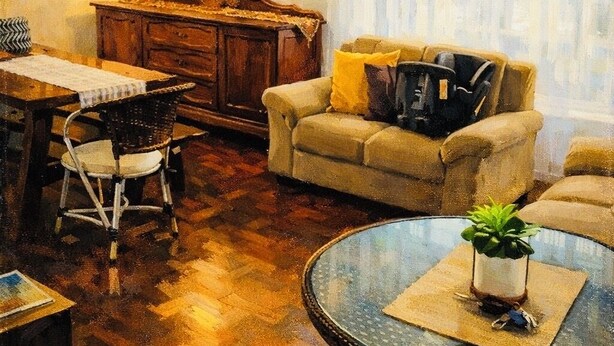 Una sala de estar acogedora con piso de madera, una mesa de centro redonda de vidrio, un sofá, una mesa de comedor con sillas y una araña.