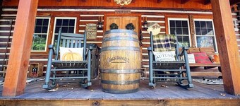 Natchez Hideaway ~ Rustic Cabin on 50 acres outside Nashville near Leipers Fork