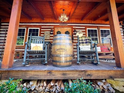 Natchez Hideaway ~ Rustic Cabin on 50 acres outside Nashville near Leipers Fork