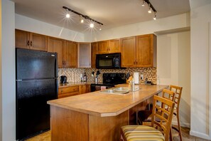 Fridge, microwave, oven, stovetop - Mountainview getaway at Playa Del Sol (Kelowna)