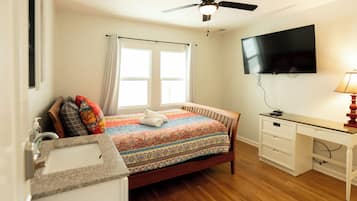 3 kamar tidur, setrika/meja setrika, tempat tidur bayi, dan Wi-Fi