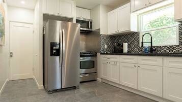 Kylskåp, mikrovågsugn, ugn och spishäll