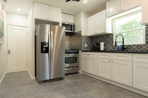 Kylskåp, mikrovågsugn, ugn och spishäll