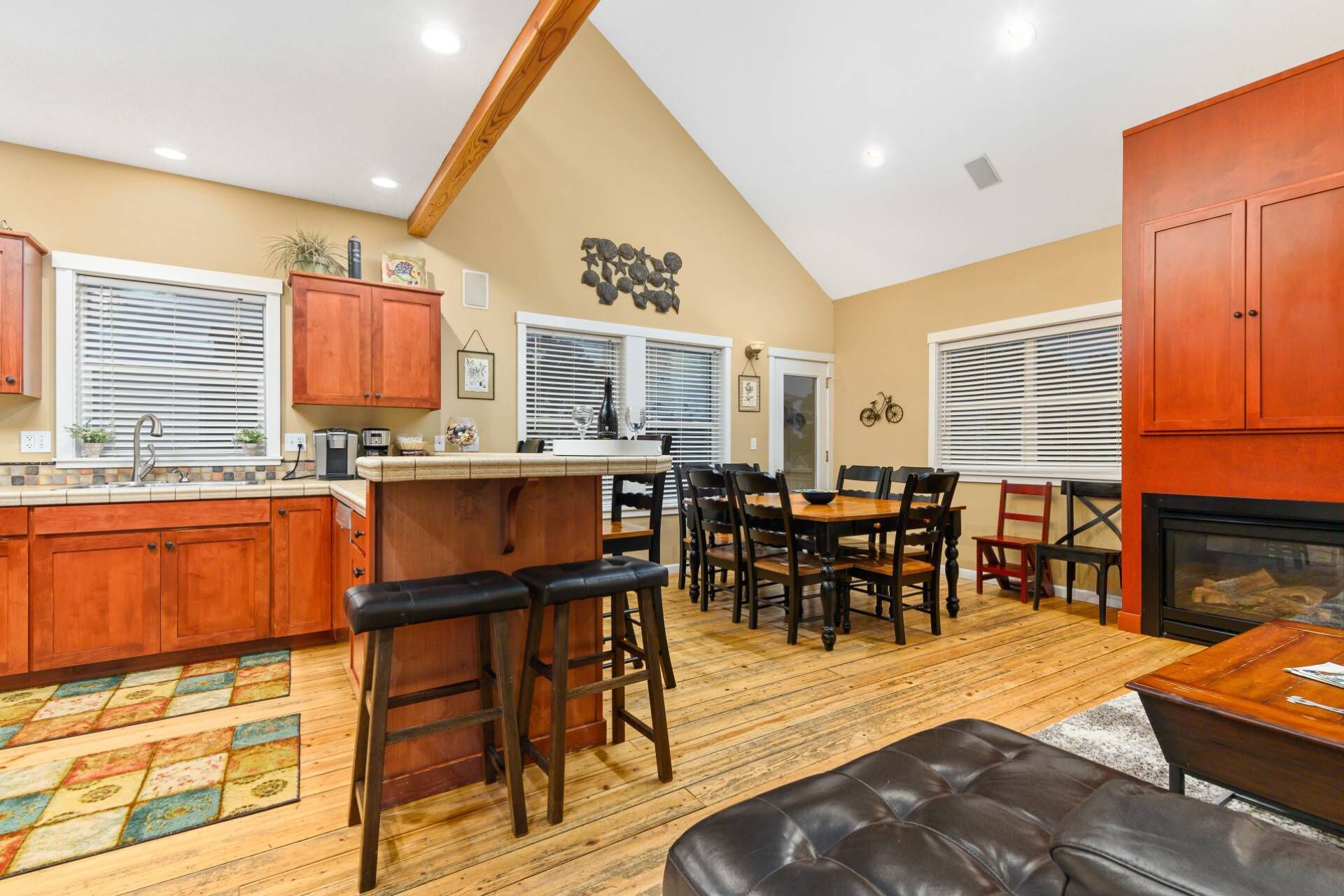 Sensational Coastal Retreat, Pet Friendly, Hot Tub, BBQ, Ping Pong, Seconds From Beach