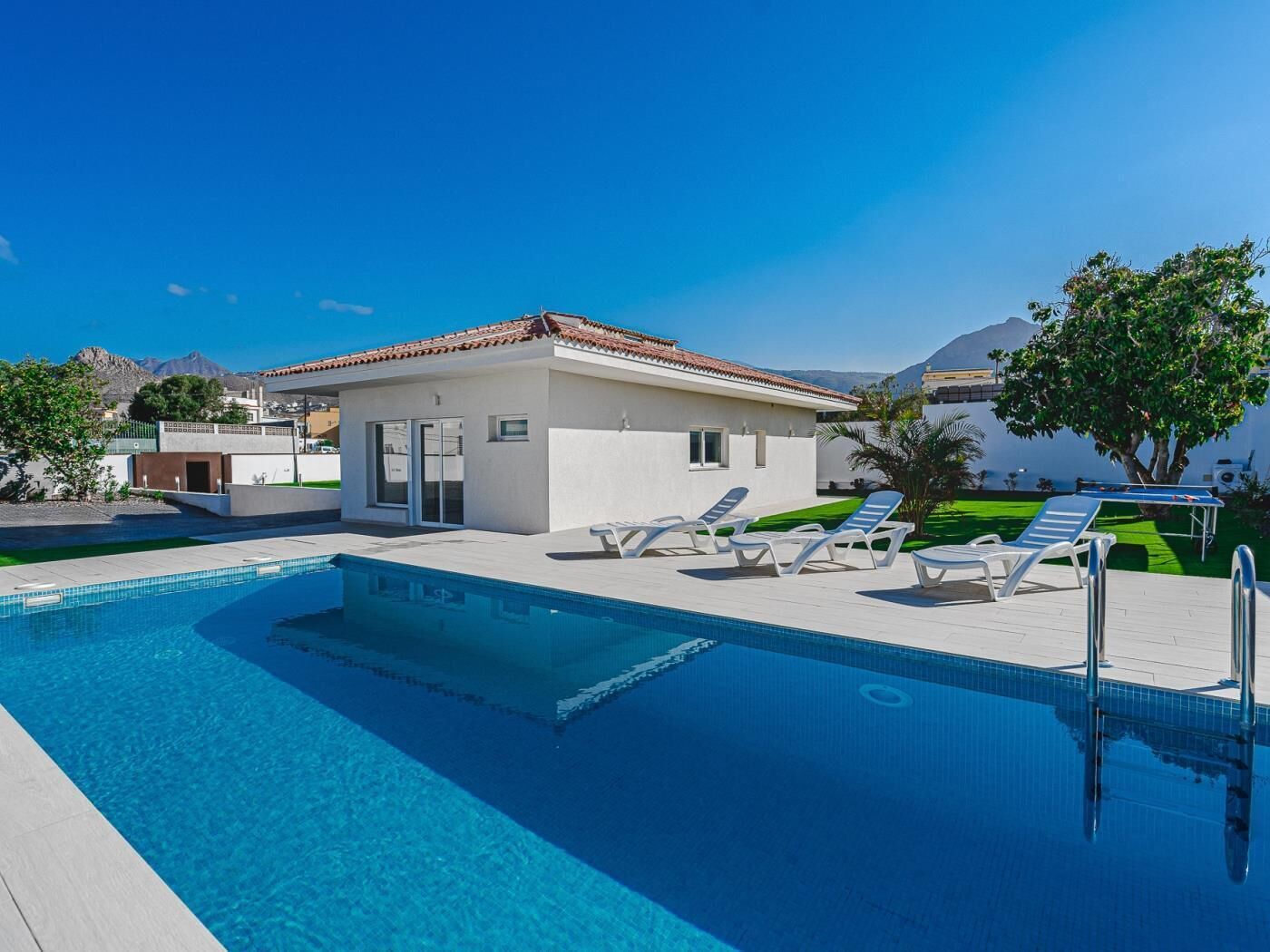 303 VILLA GARDEN HOUSE WITH POOL AND LARGE GARDEN