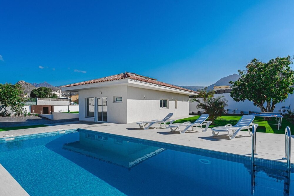 303 VILLA GARDEN HOUSE WITH POOL AND LARGE GARDEN