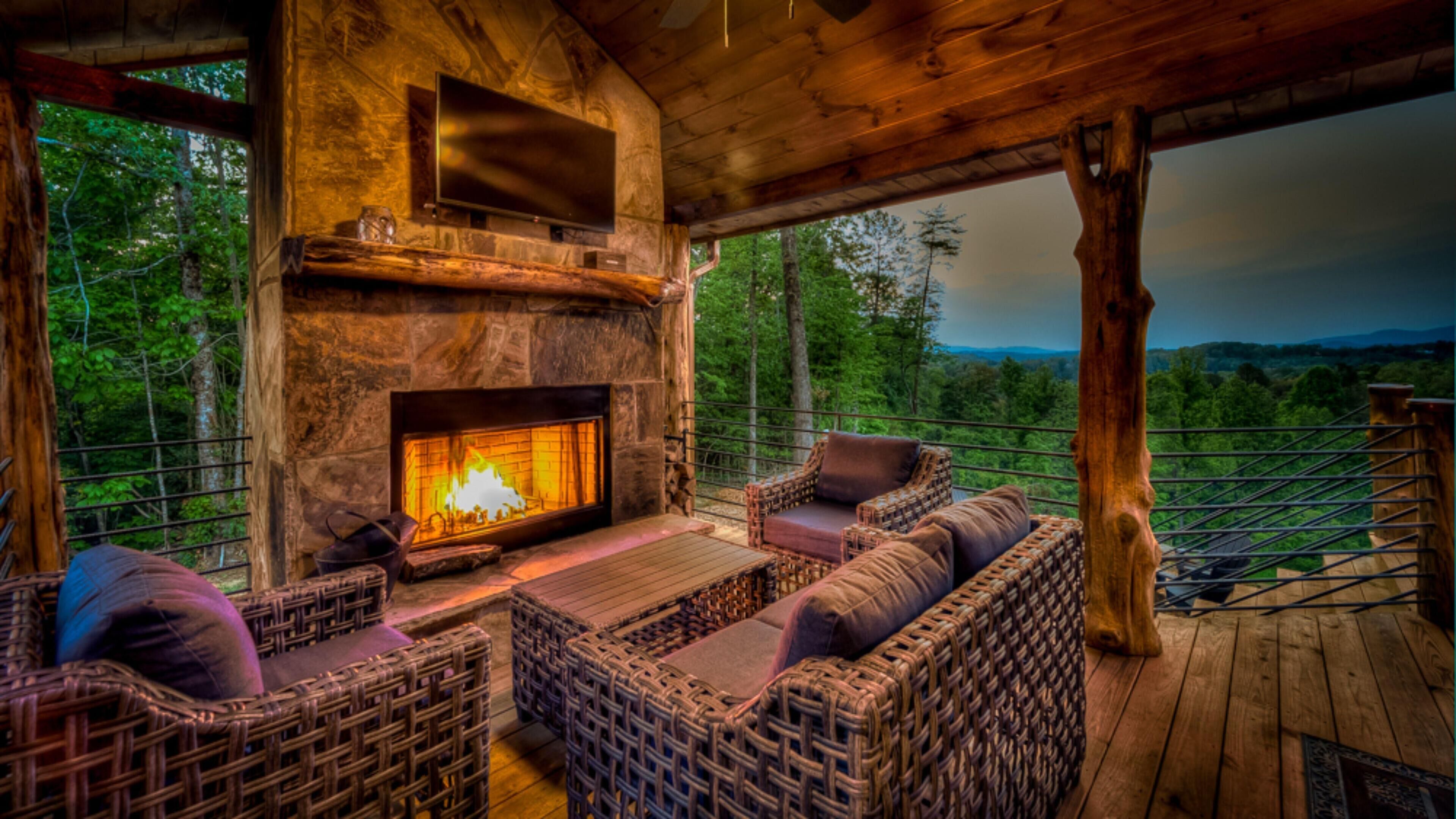 House, 4 Bedrooms | Living room | Flat-screen TV