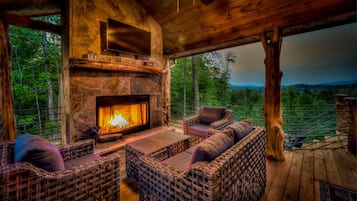 House, 4 Bedrooms | Living room | Flat-screen TV