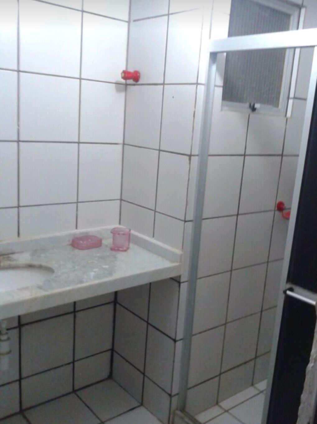 Chuveiro, toalhas de banho, sabonete, papel higiênico