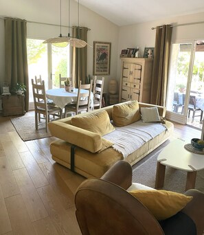 Fernseher, Kamin, Stereoanlage