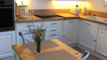 Køleskab, mikrobølgeovn, ovn, kogeplade