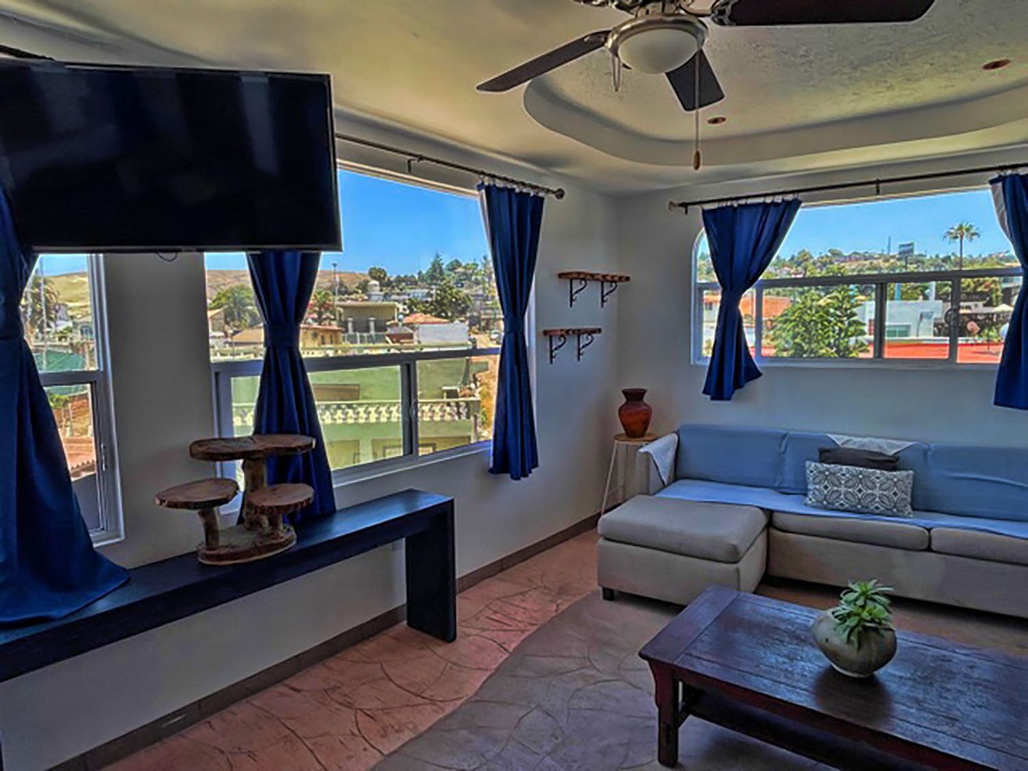 Een smart-tv en boeken