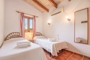 2 bedrooms, iron/ironing board, free WiFi, bed sheets