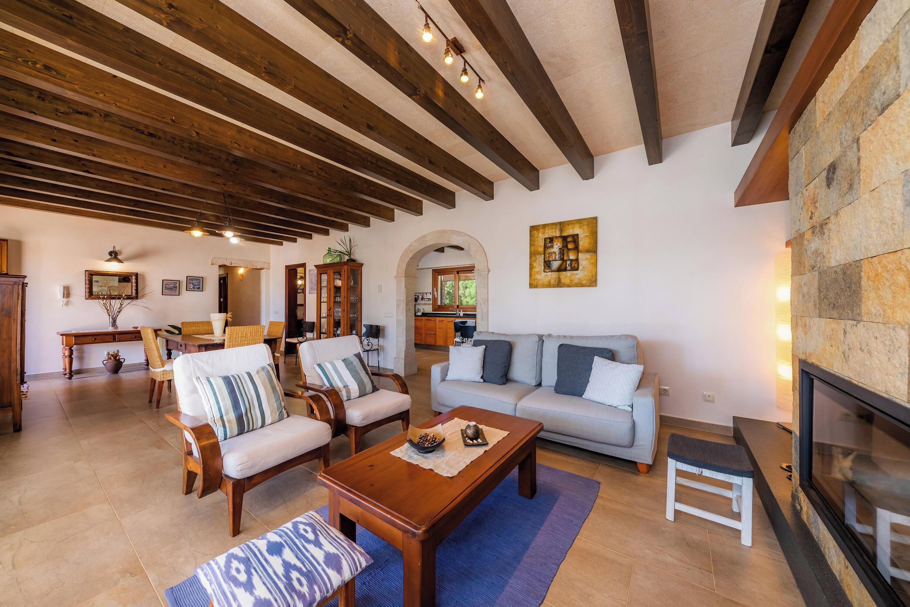 Televisión, chimenea, mesa de ping pong