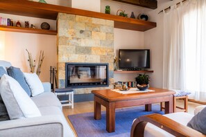 Een televisie, een open haard en een tafeltennistafel