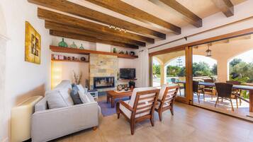 Televisión, chimenea, mesa de ping pong