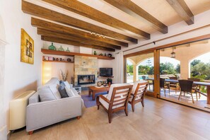 TV, fireplace, table tennis - Country House 'Can Simonet' with Private Pool, Wi-Fi and Air Conditioning (Santanyí)