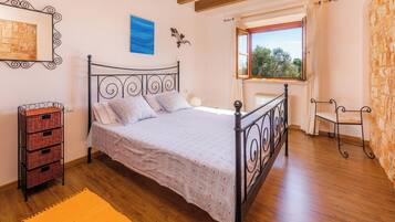 3 slaapkamers, een strijkplank/strijkijzer, gratis wifi, beddengoed