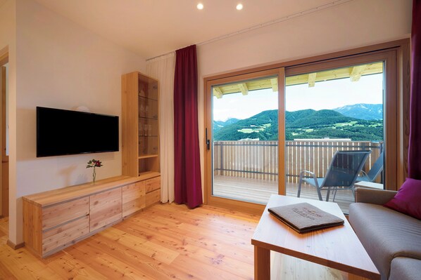 Living area - Vacation Apartment "Teutenhofer Zwetschge" on the Farm with Mountain View (Feldthurns)